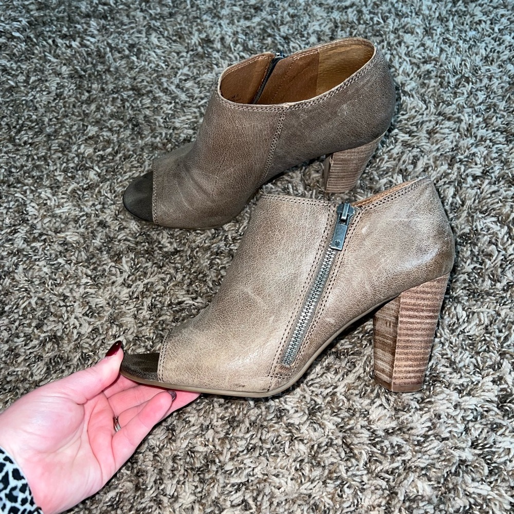 Lucky Brand Taupe Leather Peep Toe Heels Size 8.5